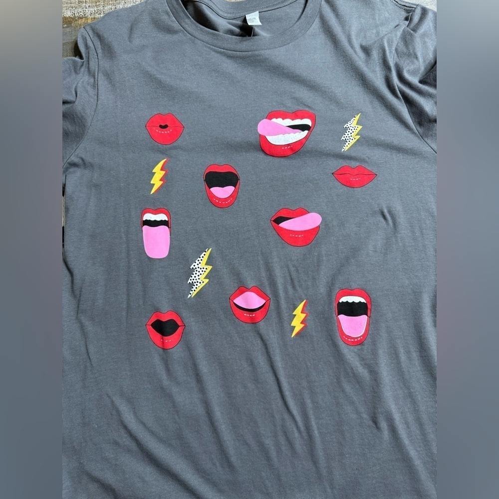 Bella Canvas Graphic lips T-Shirt - Picture 6 of 8